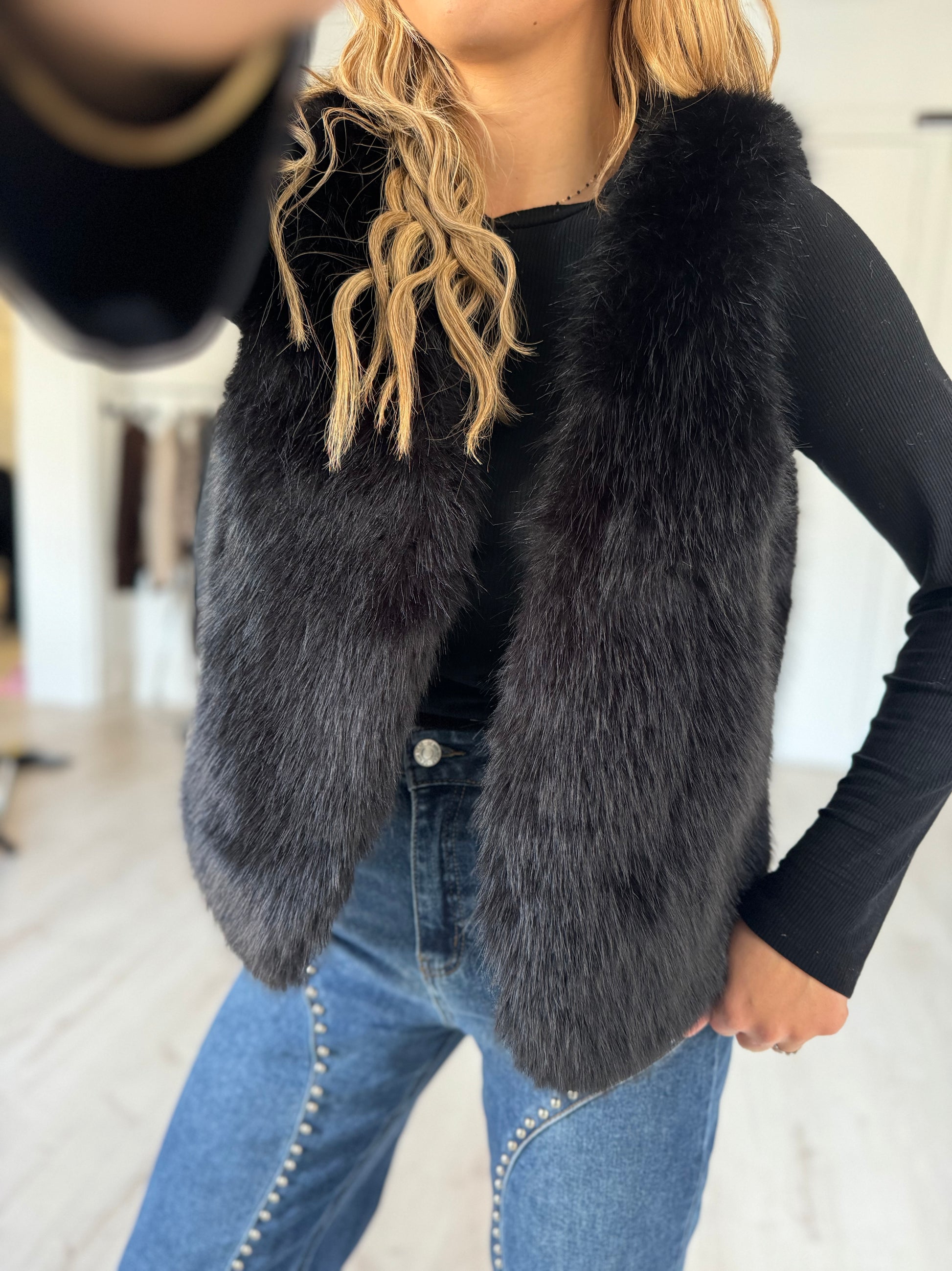 fourrure noire sans manches