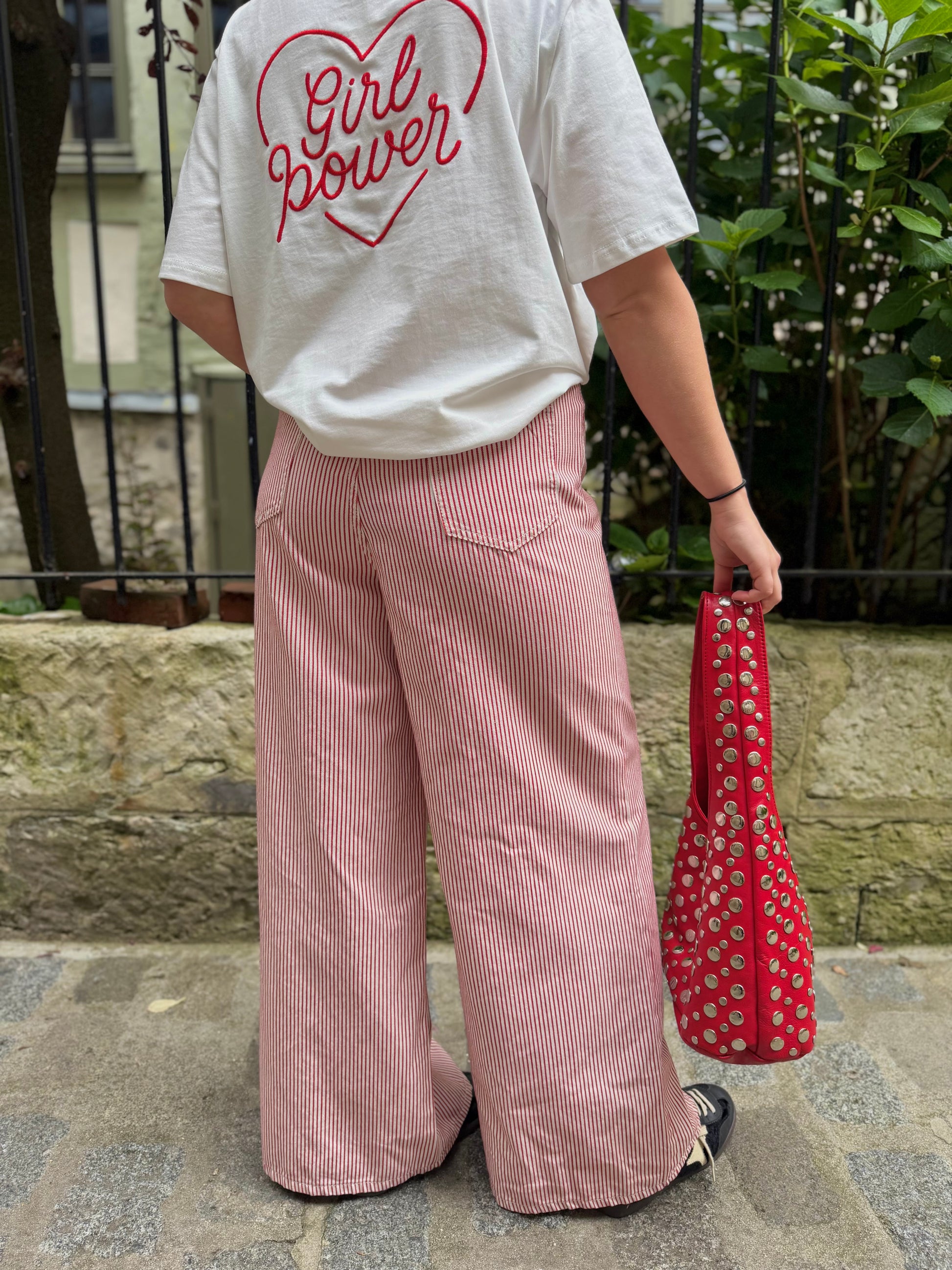 Jeans à rayure rouge