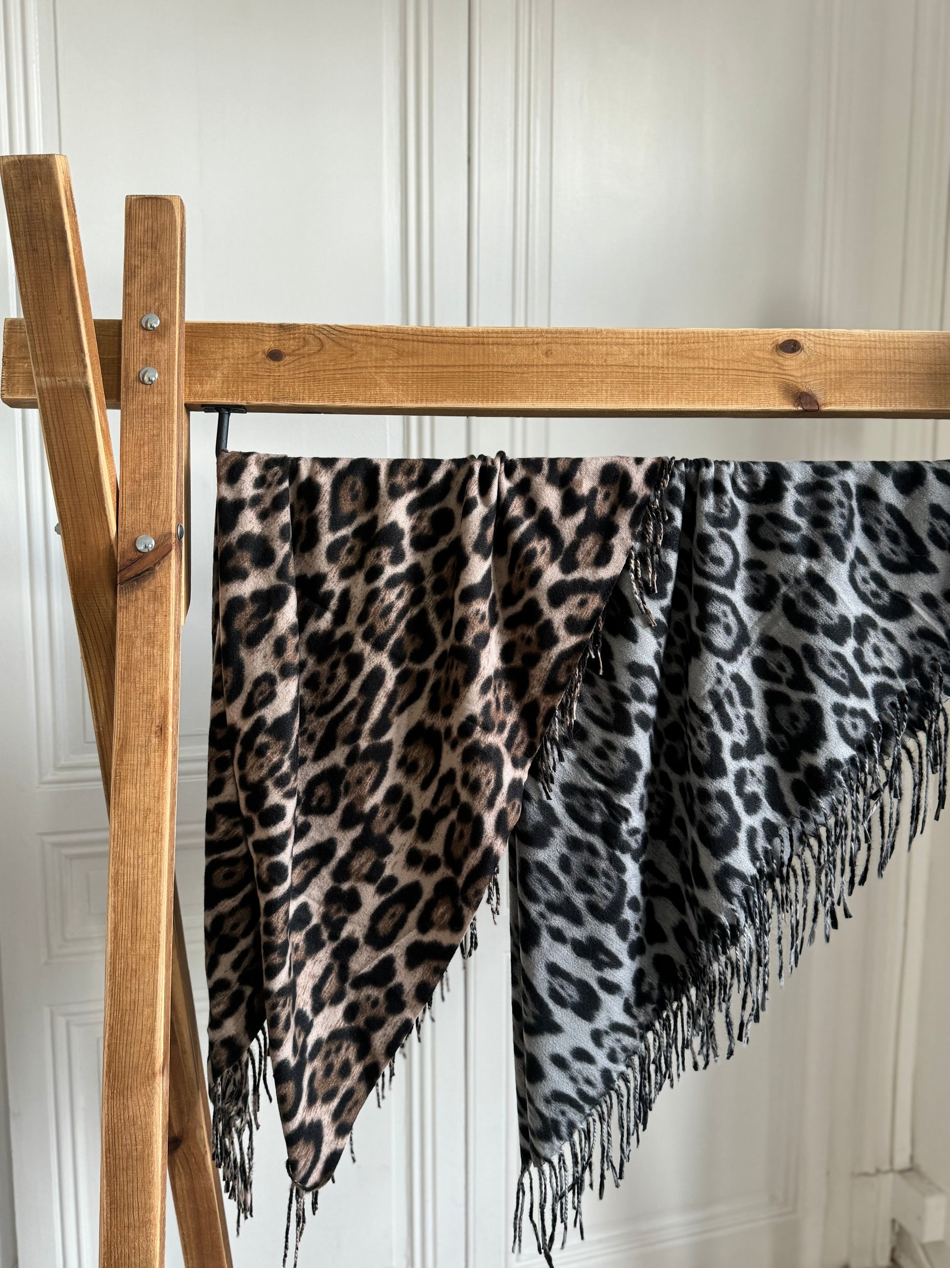 écharpe "raph" léopard grise