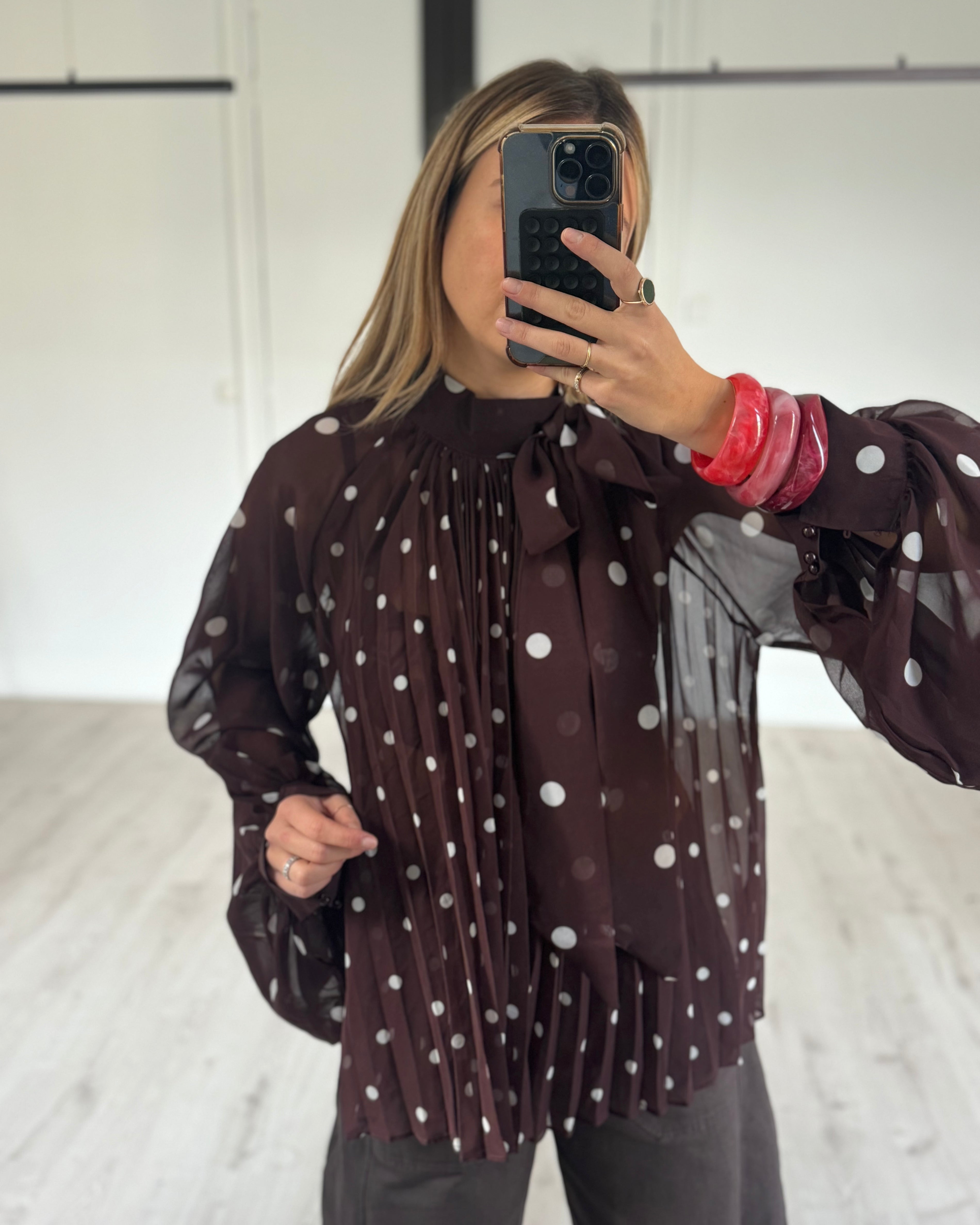 Blouse à pois plissée