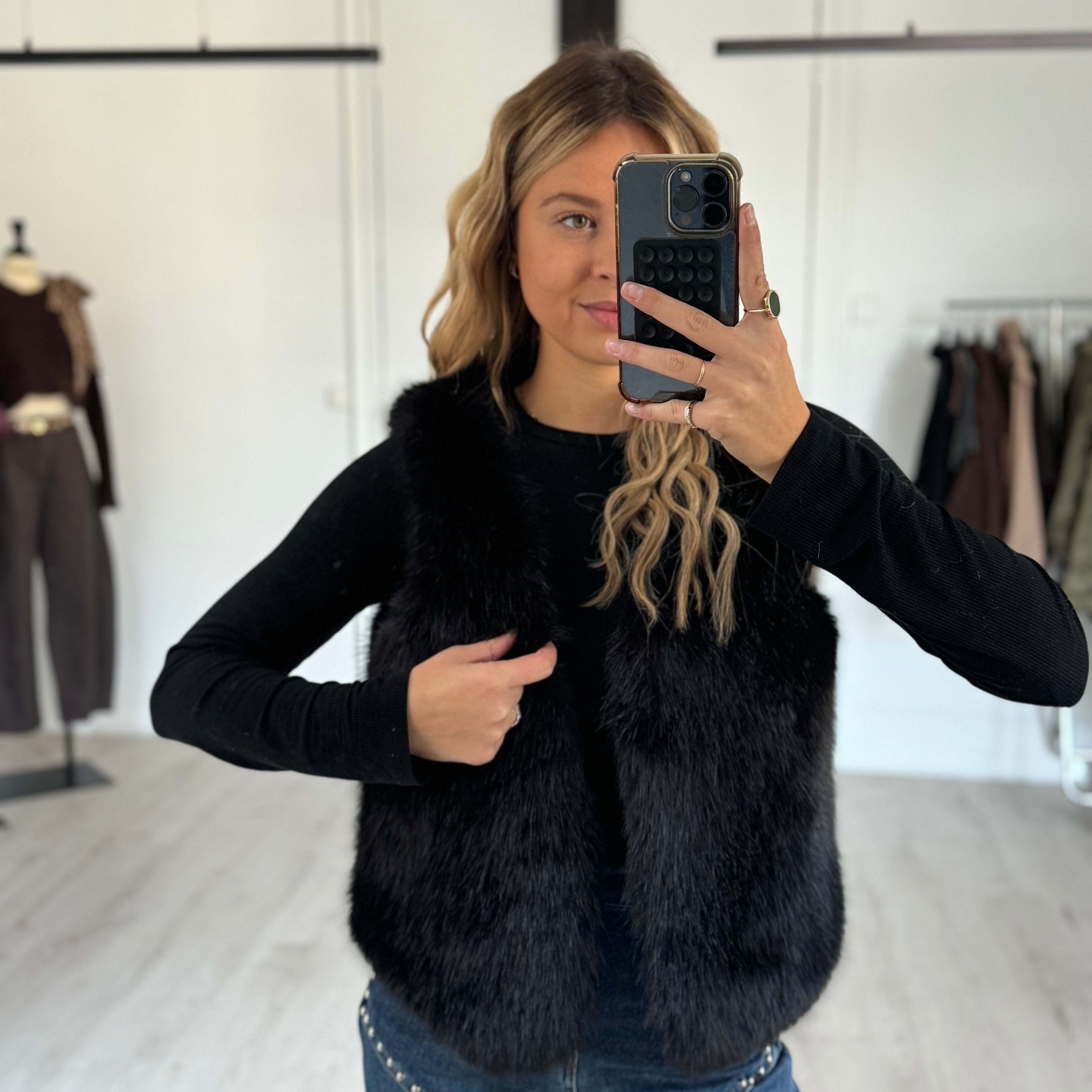 fourrure noire sans manches