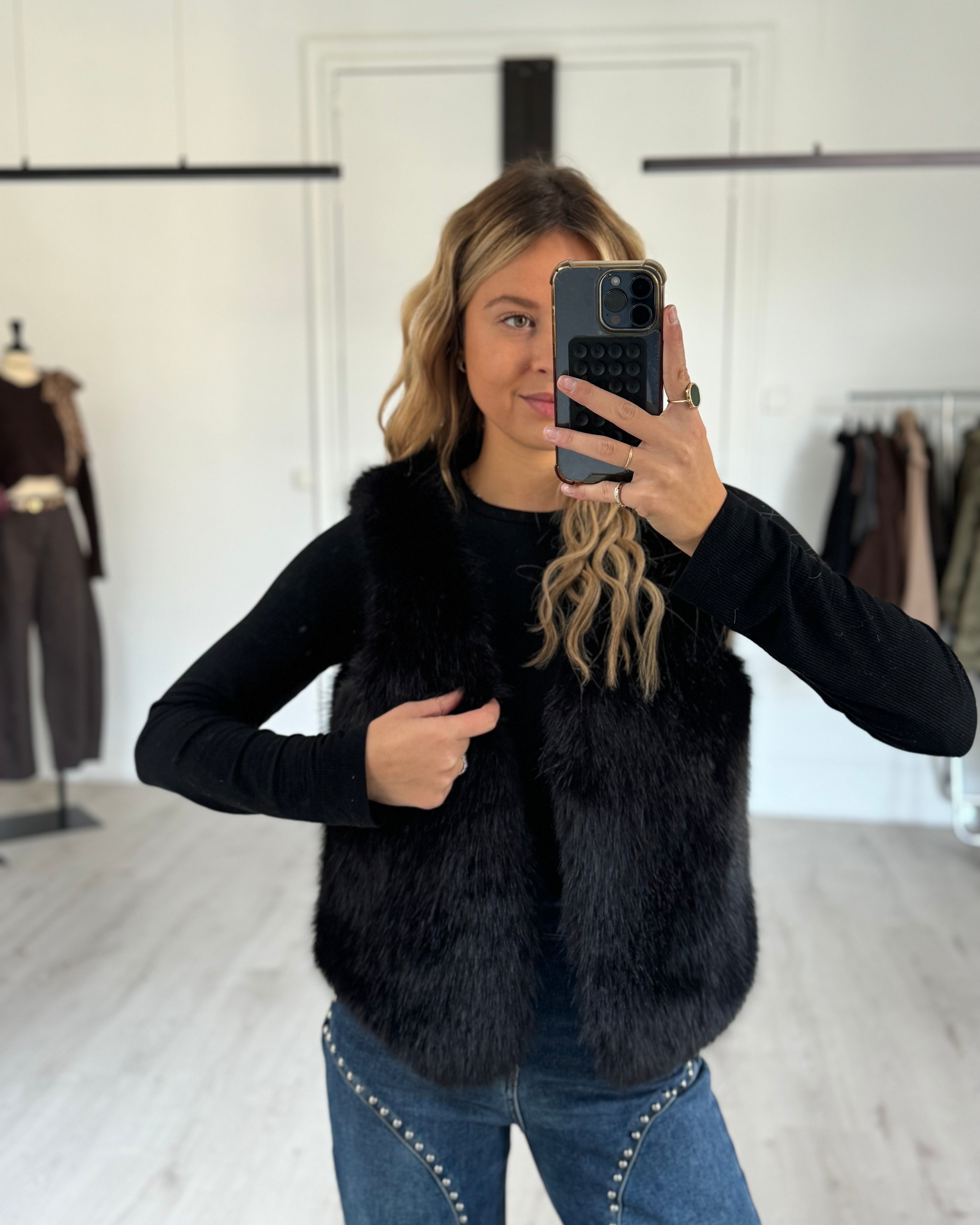 fourrure noire sans manches