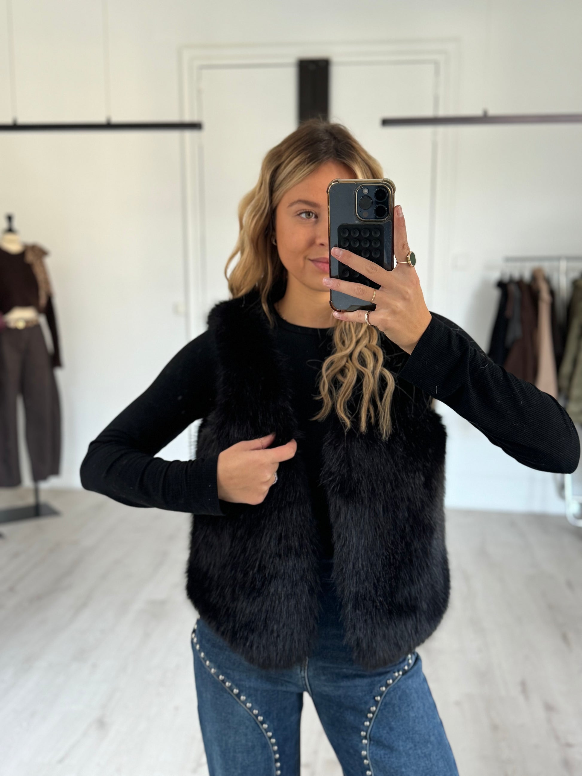 fourrure noire sans manches