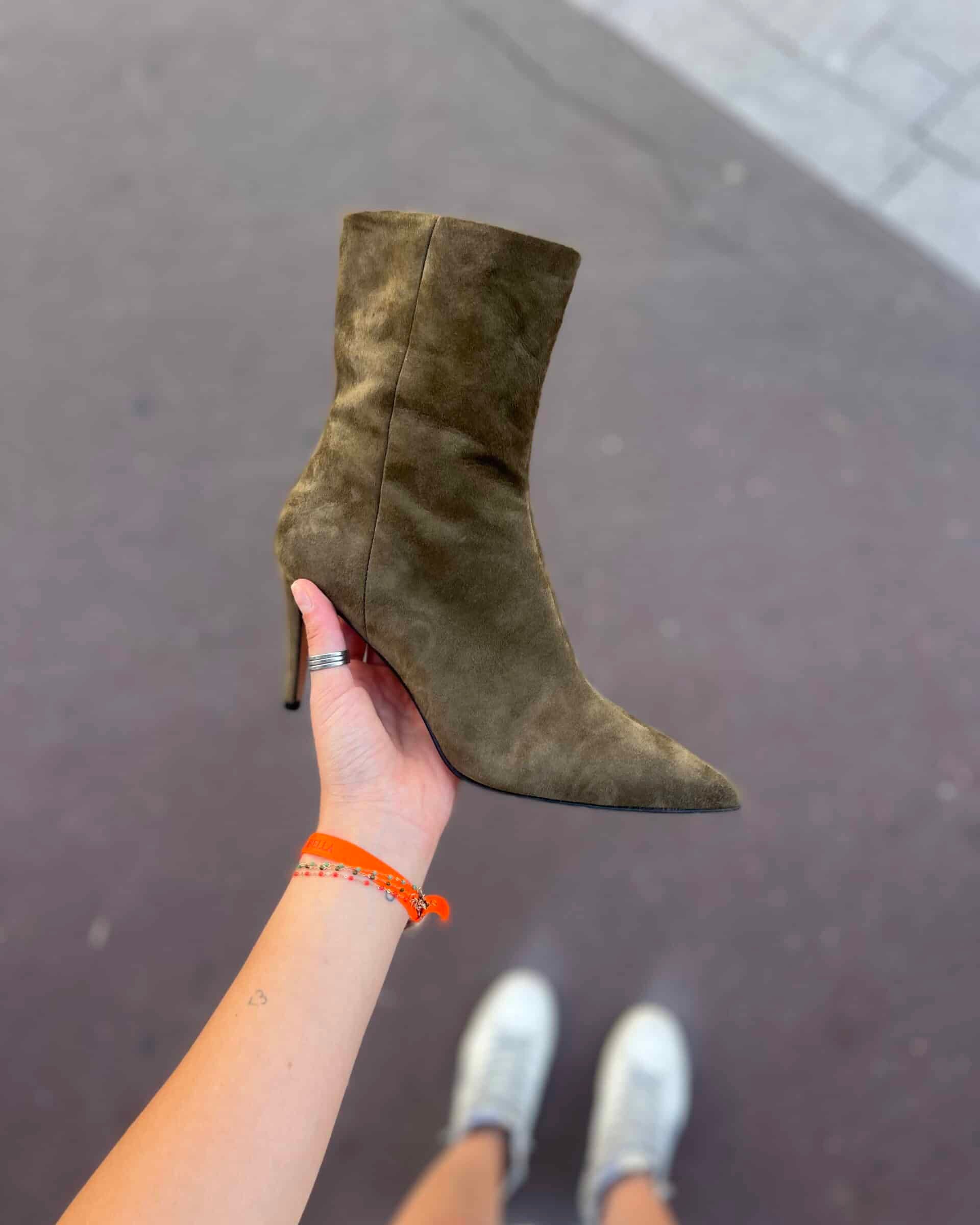 6B8B9DBD-7361-42BA-B060-F8C1517ED585