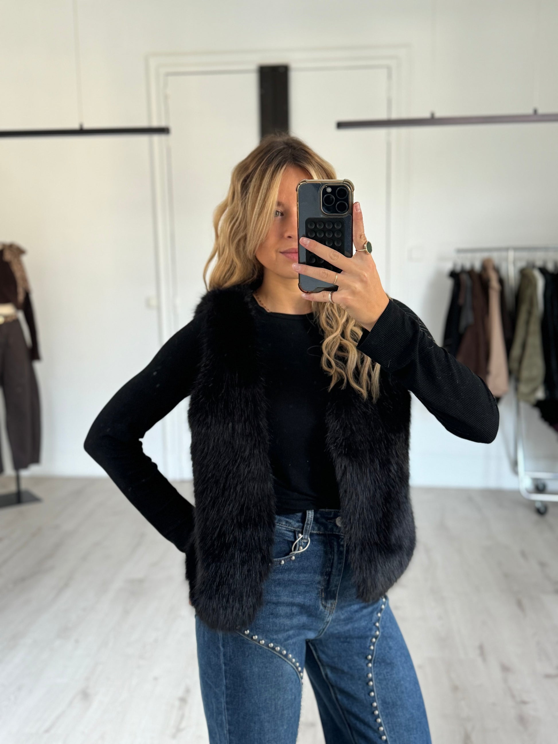 fourrure noire sans manches