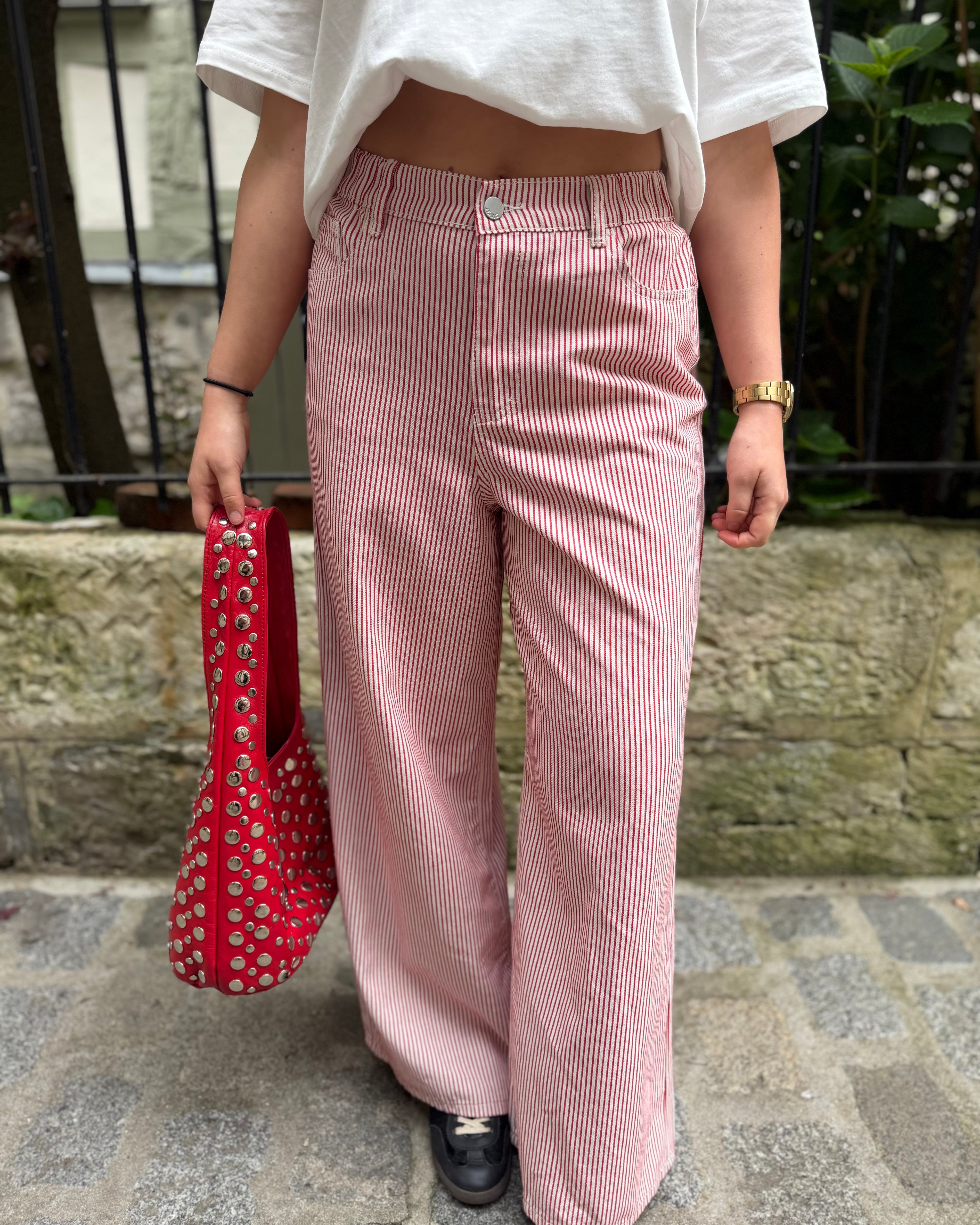 Jeans à rayure rouge
