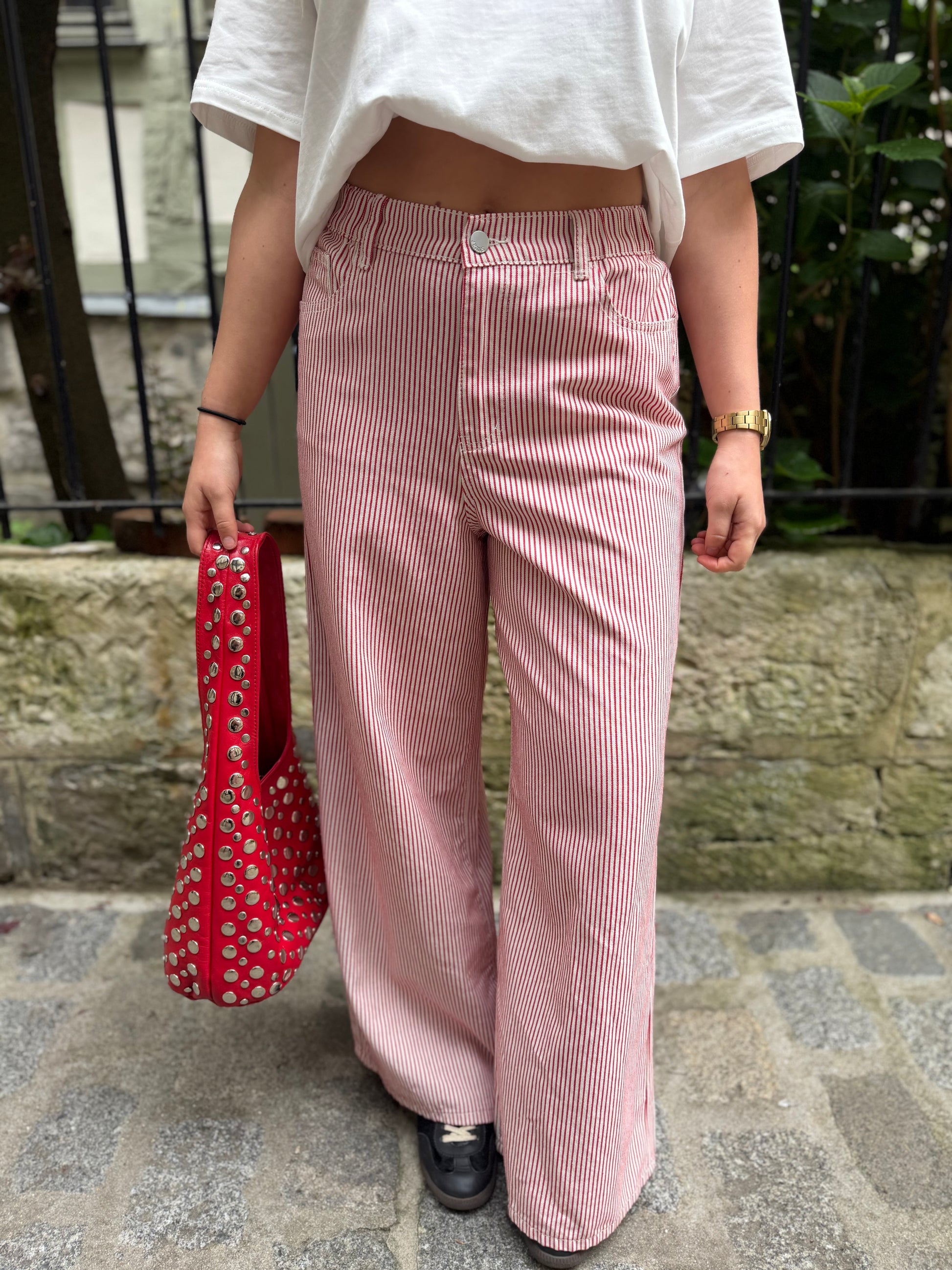 Jeans à rayure rouge