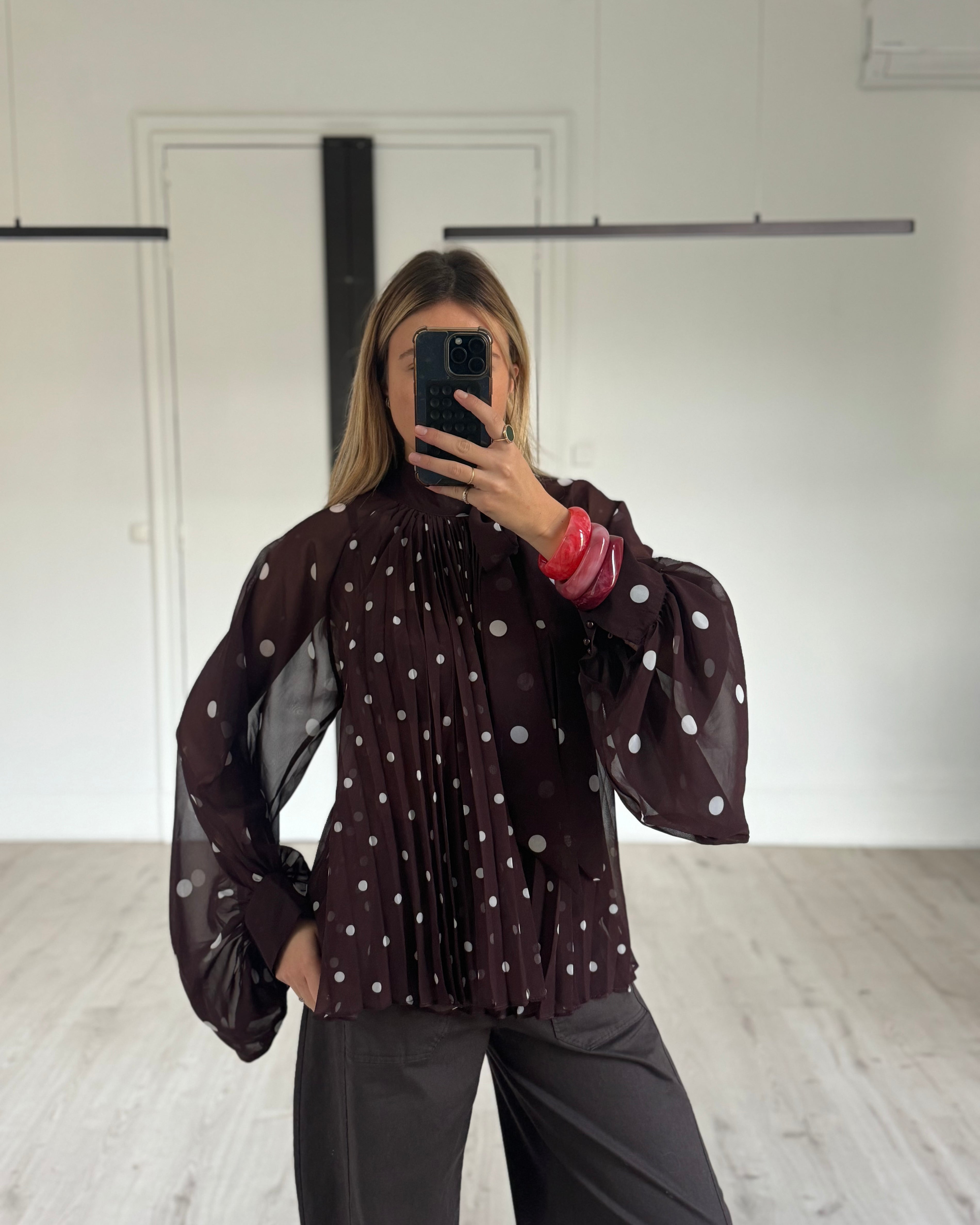 Blouse à pois plissée