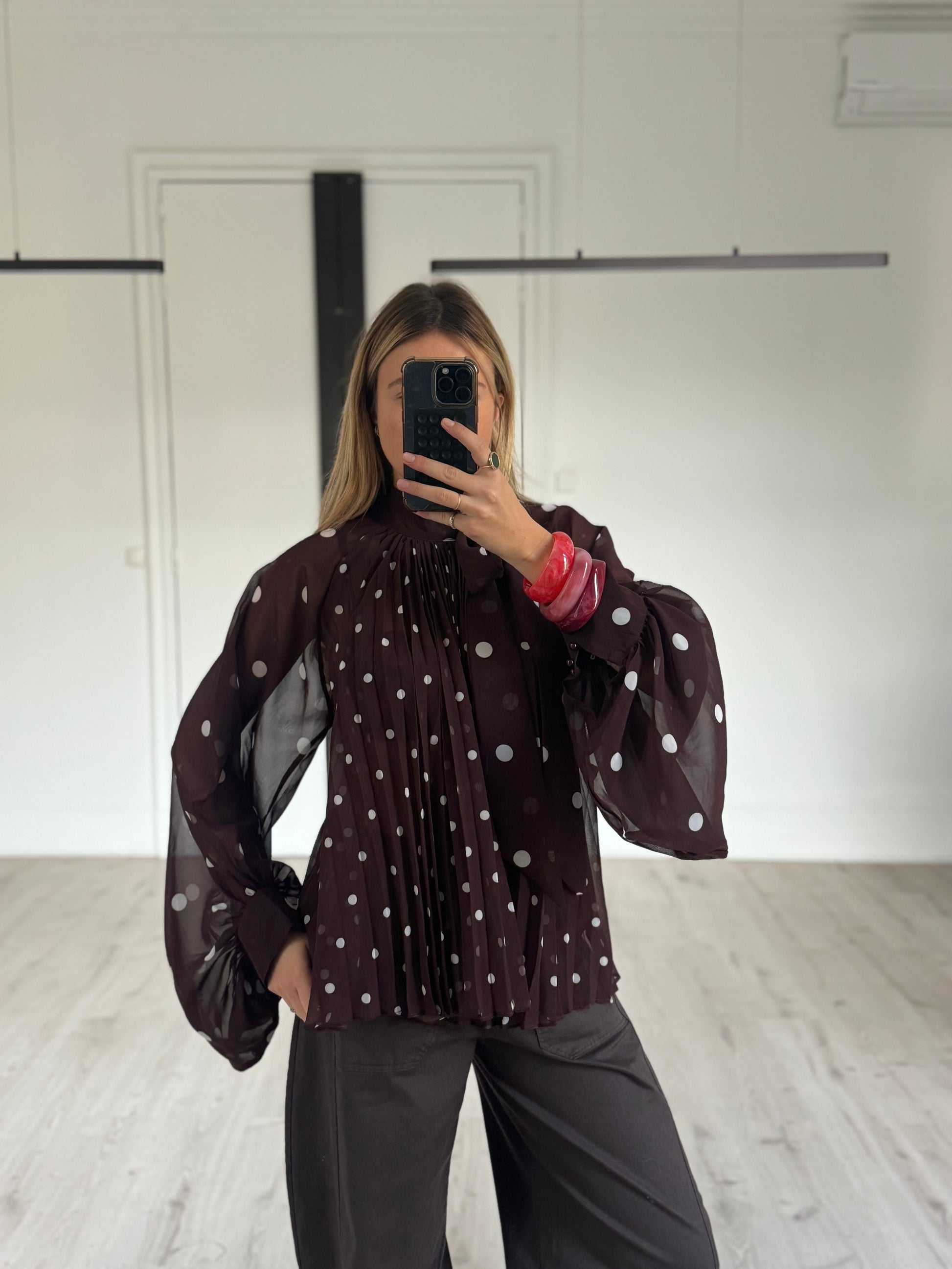 Blouse à pois plissée