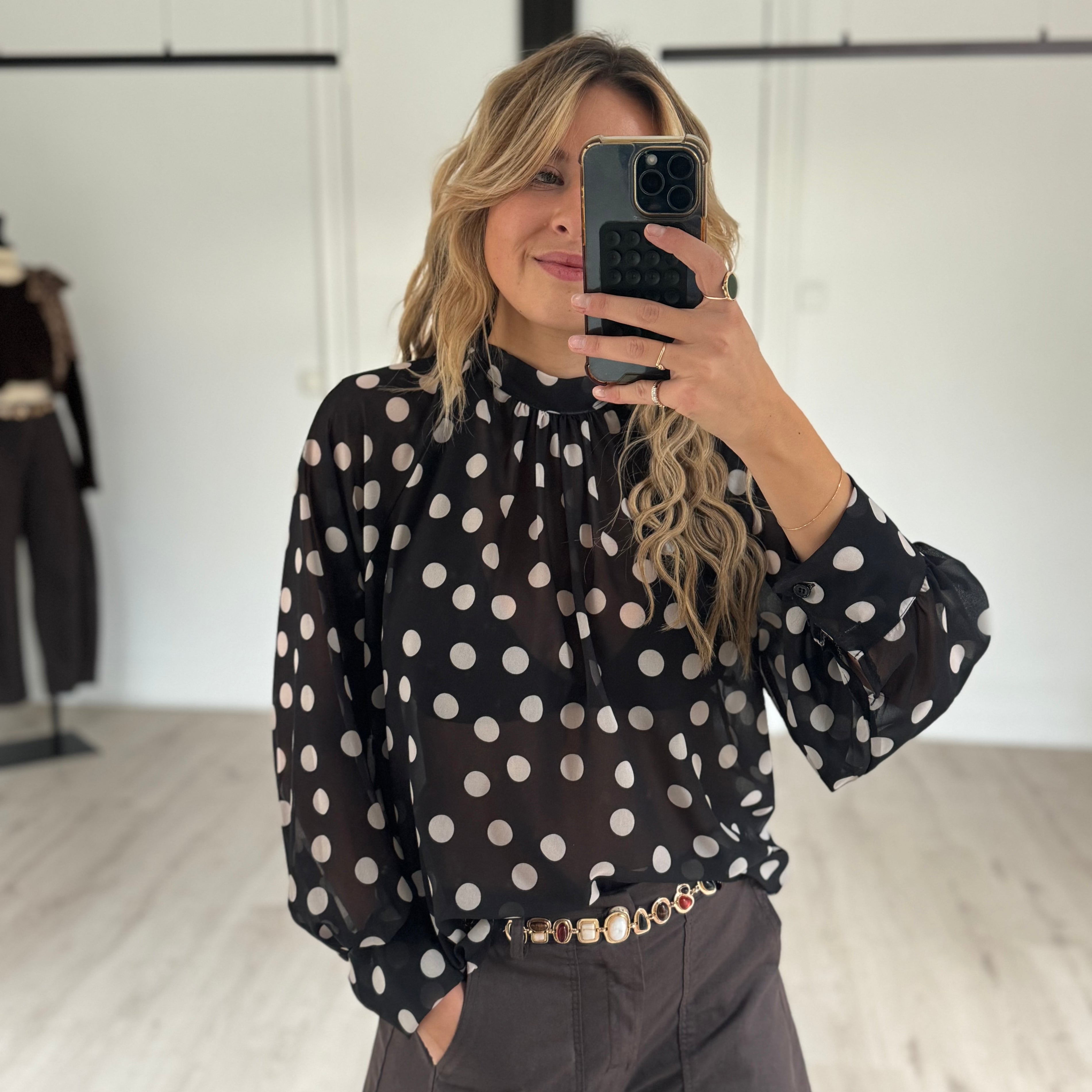 blouse à pois noire