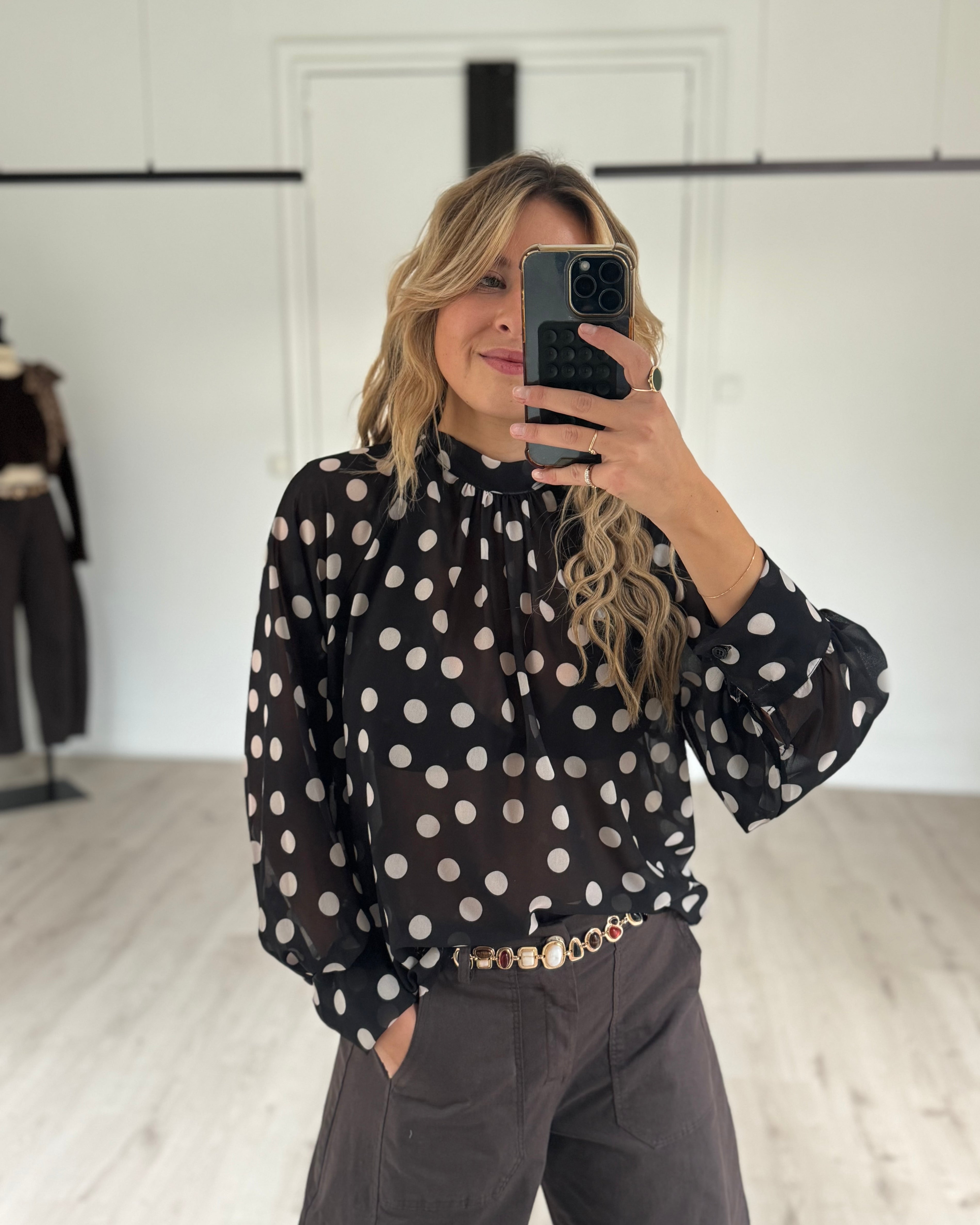 blouse à pois noire