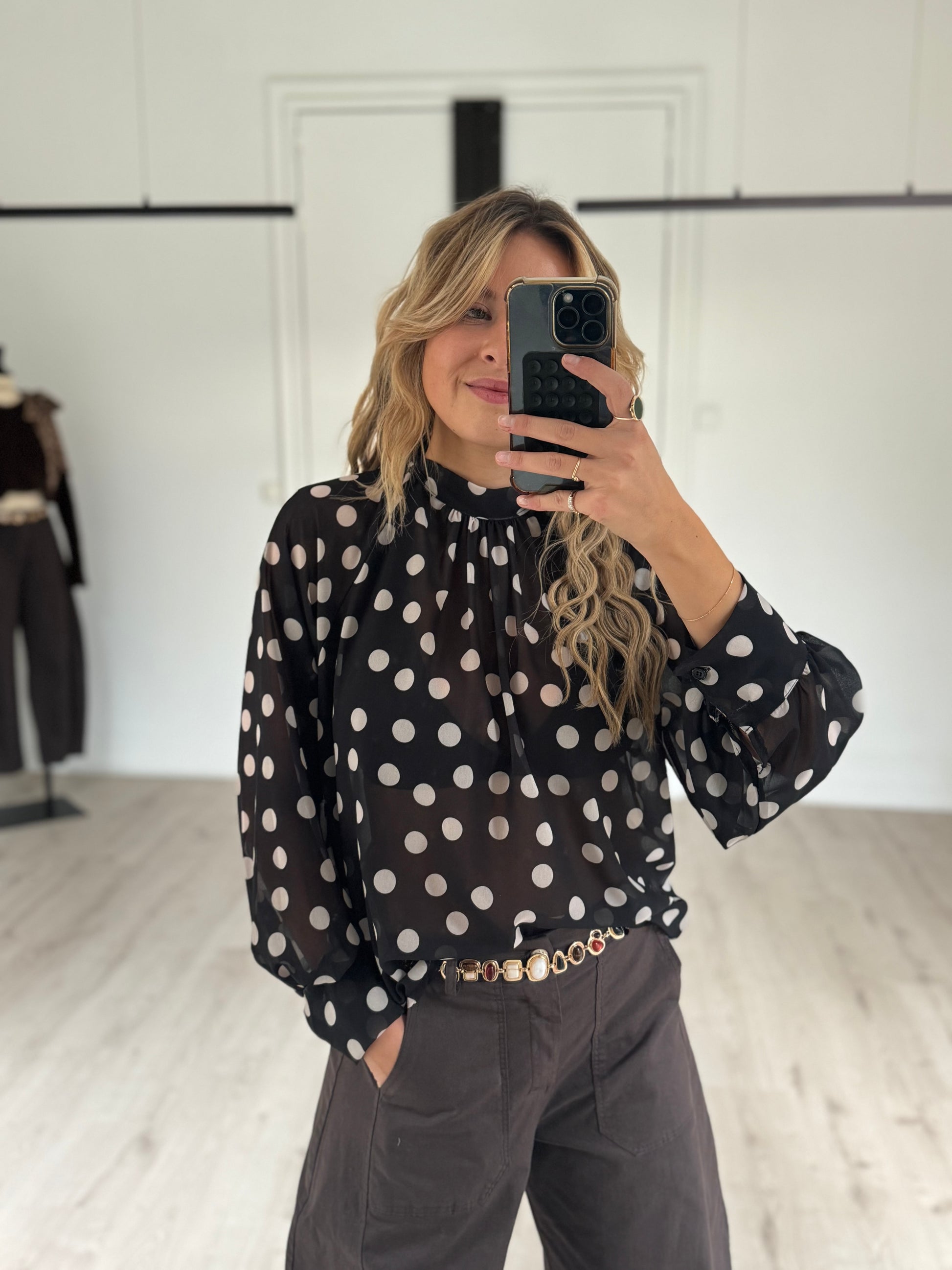 blouse à pois noire