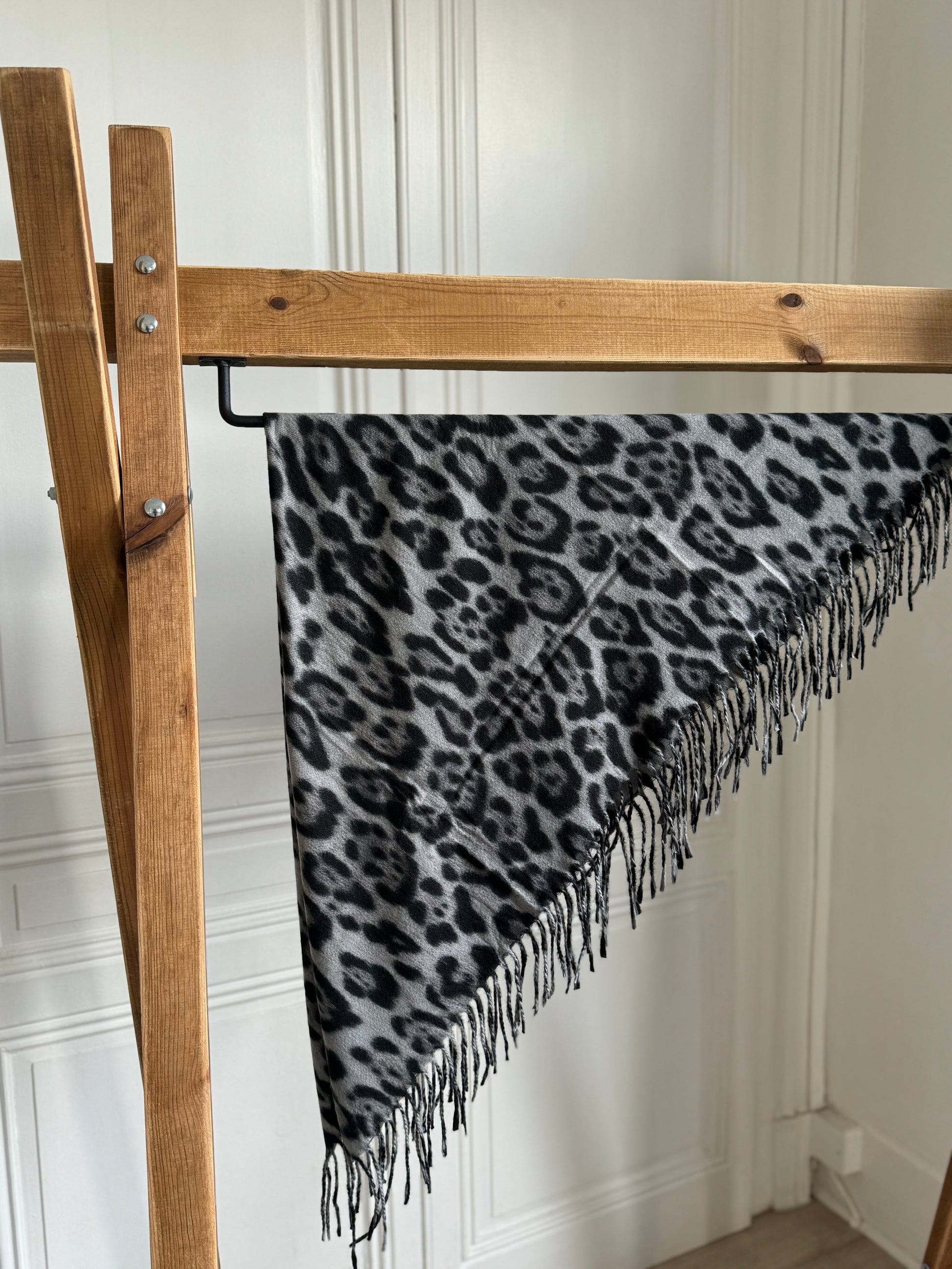 écharpe "raph" léopard grise