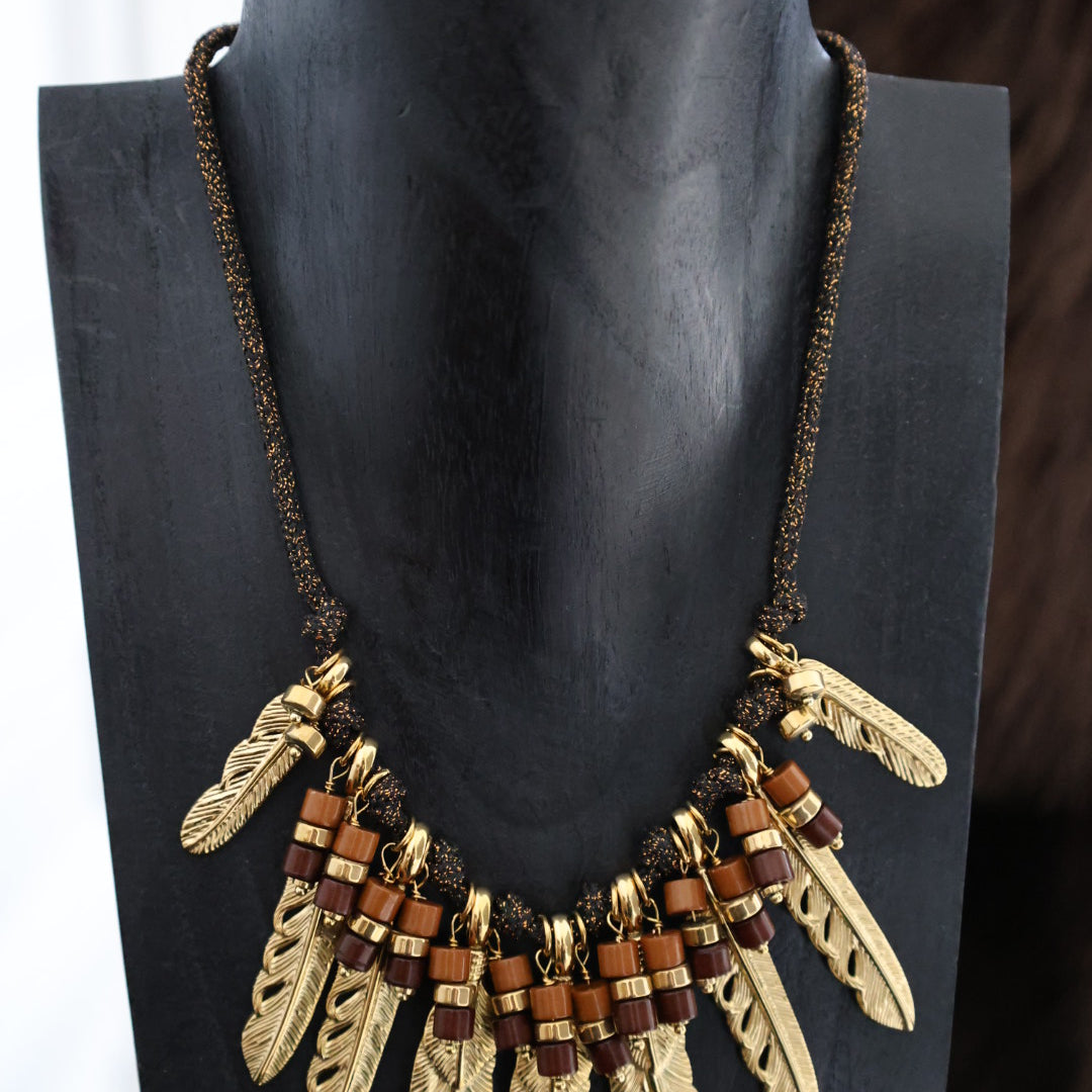 collier plume