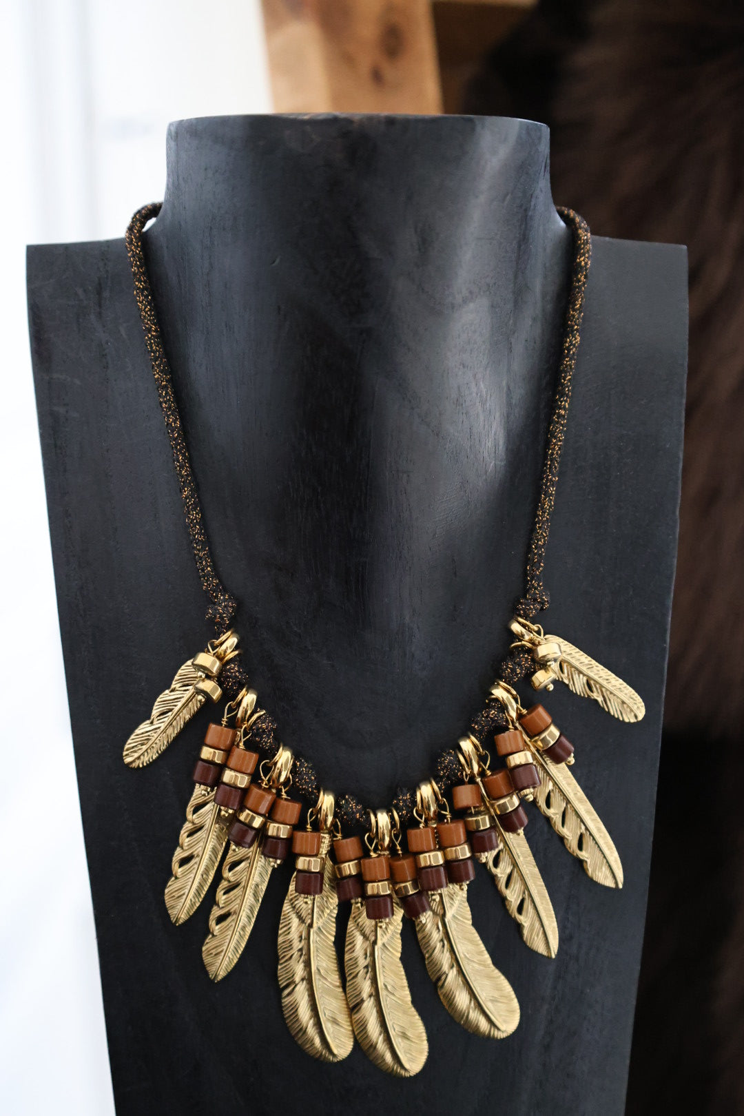 collier plume