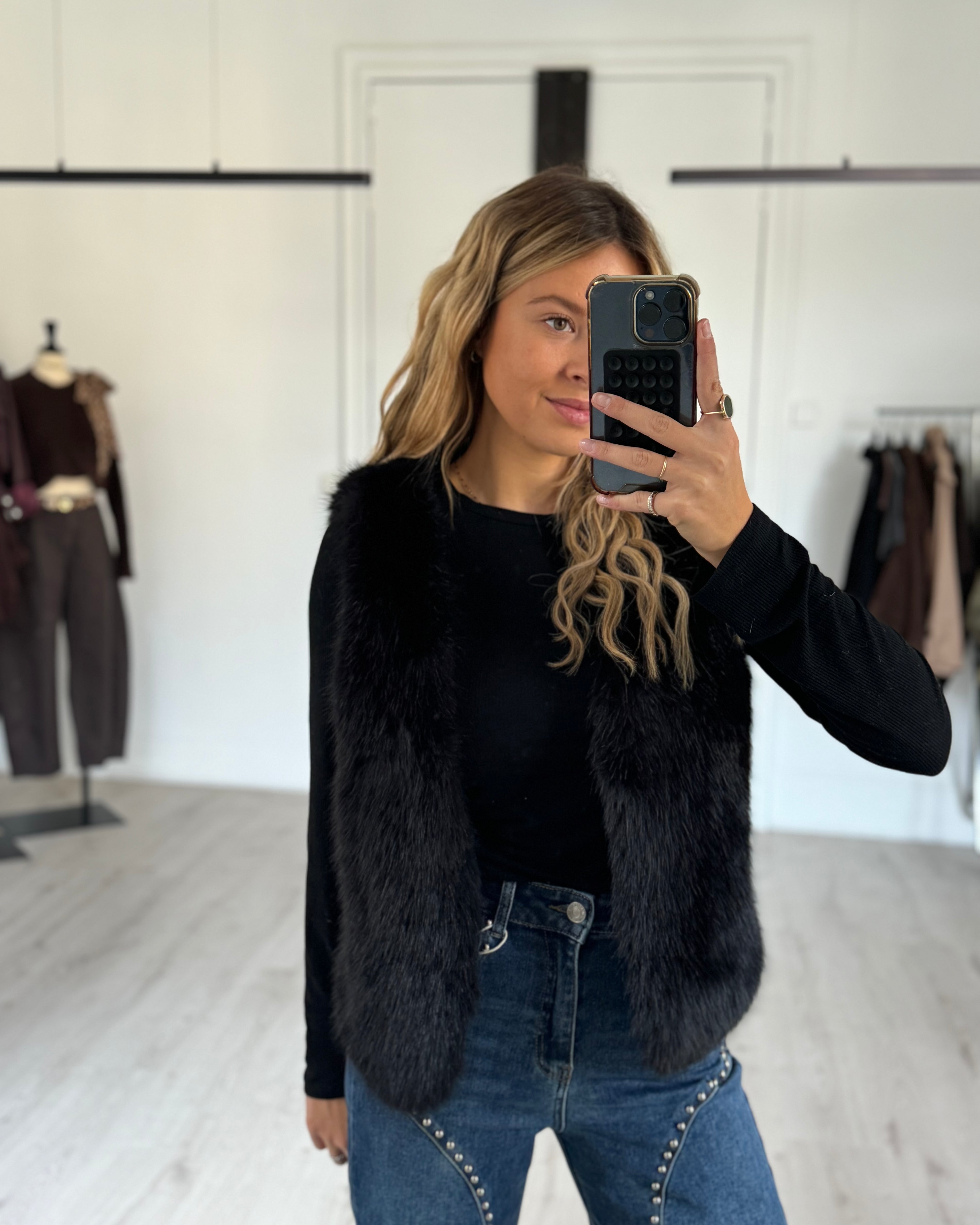 fourrure noire sans manches