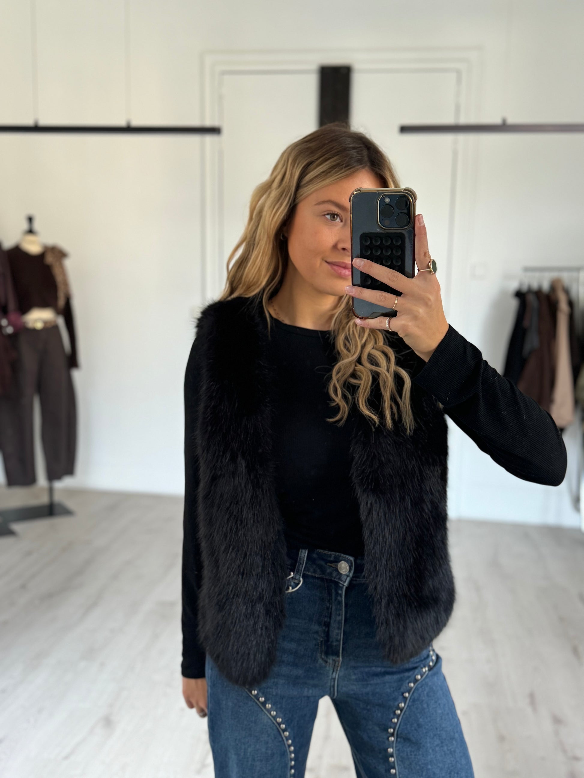 fourrure noire sans manches