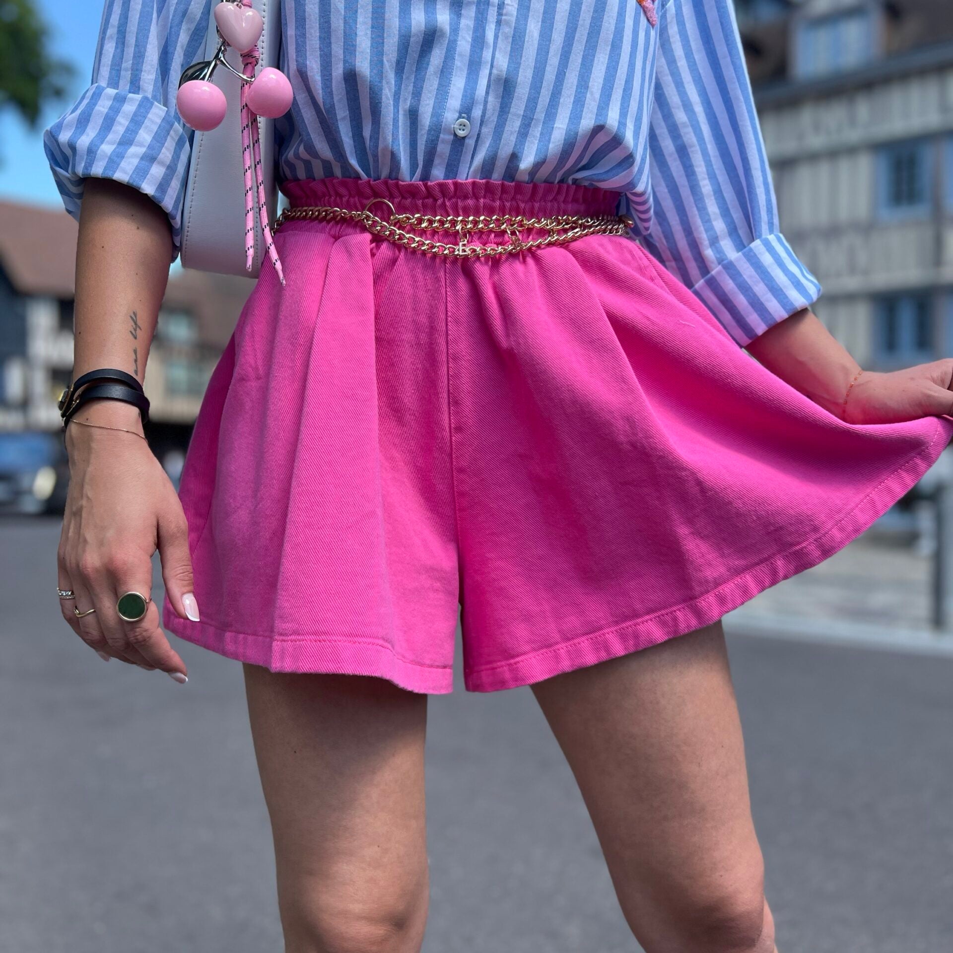 Short en jean rose fuchsia effet jupe