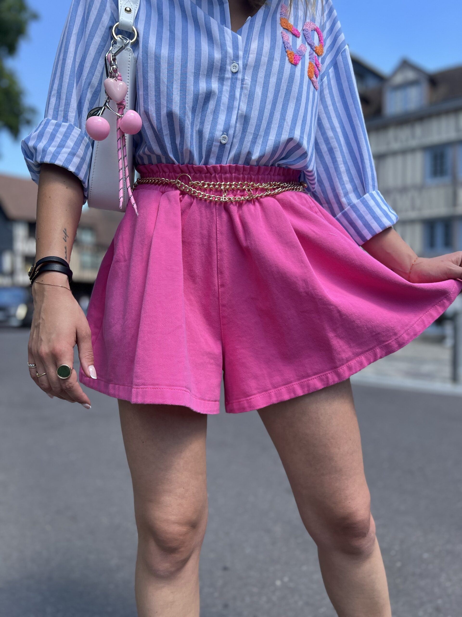 Short en jean rose fuchsia effet jupe